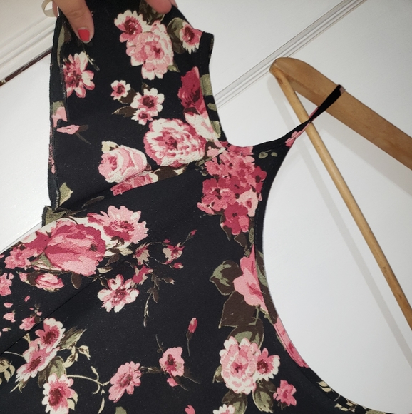 Cute floral top!!!! - Picture 3 of 4